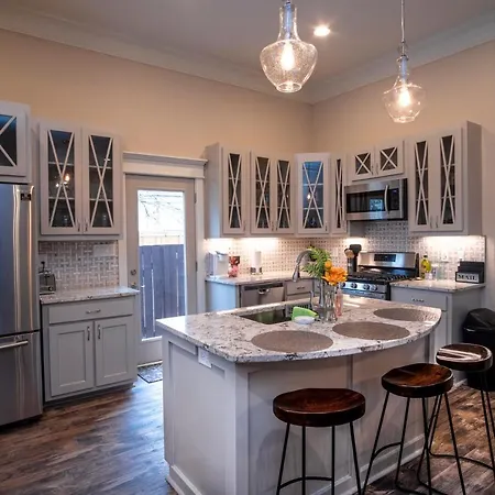 Brand New Large Impressive House Near Downtown! Villa